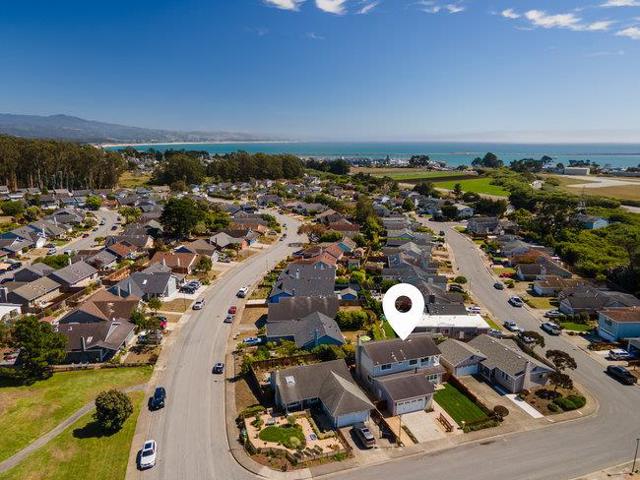 340 Shelter Cove Drive, El Granada CA: https://media.crmls.org/mediaz/3bfafa77-1dbc-4013-a1c3-4d22314b56ce.jpg