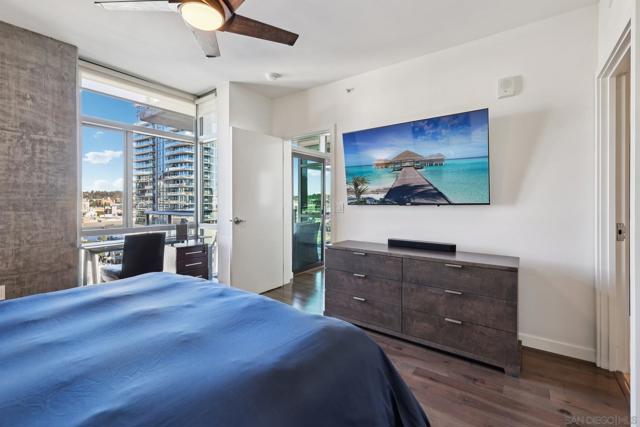 800 The Mark Ln, San Diego CA: https://media.crmls.org/mediaz/3bfbad51-ac4e-4737-865f-c051cfd21fc0.jpg