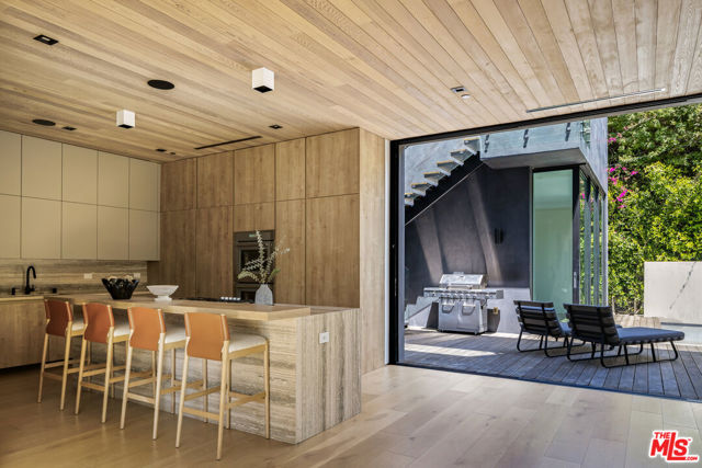 952 N Laurel Avenue, Los Angeles CA: https://media.crmls.org/mediaz/3bfe8ef1-8a9e-4272-97bc-fed310ae1512.jpg