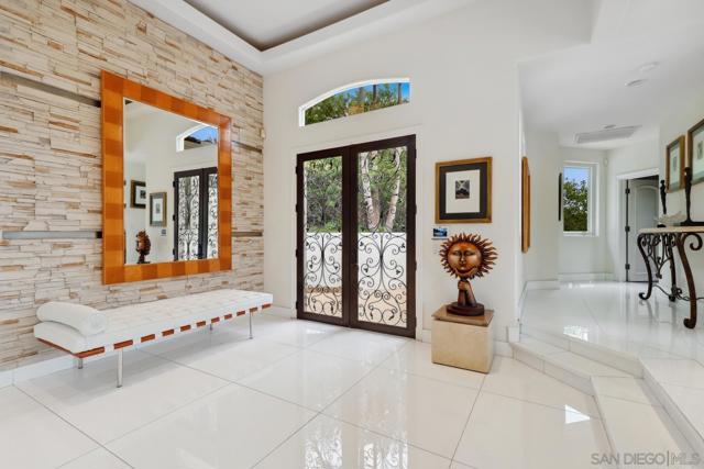 6617 Muirlands Dr, La Jolla CA: https://media.crmls.org/mediaz/3bfebf71-51c7-4ac7-8eda-4a526809777d.jpg