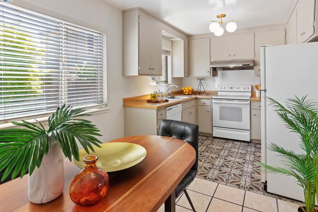 2133 Santa Clara Ave, Alameda CA: https://media.crmls.org/mediaz/3bff0da3-70e2-437d-a241-abd660c33efc.jpg