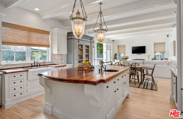 28870 Hampton Place, Malibu CA: https://media.crmls.org/mediaz/3bff3ec0-88c0-42d3-9591-15020876b2be.jpg