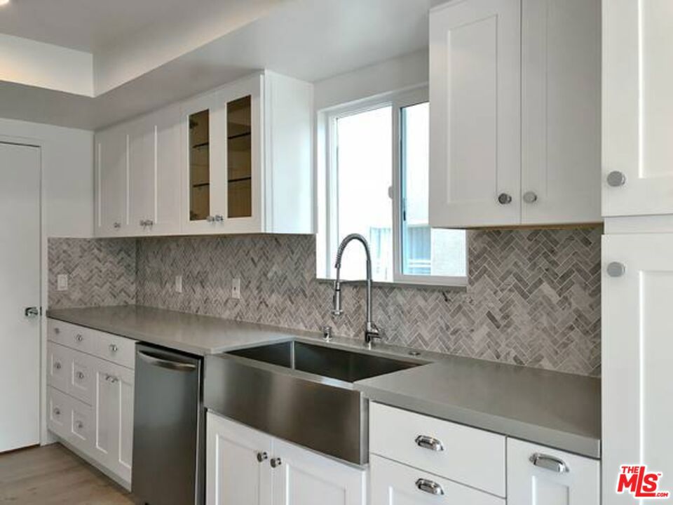 853 N HAYWORTH Avenue #204