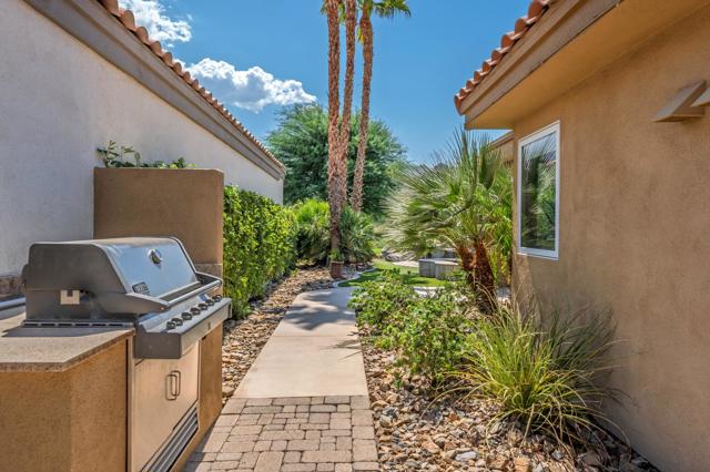 57205 Merion, La Quinta CA: https://media.crmls.org/mediaz/3c00193b-21ad-4321-bbe8-ebd36205fa97.jpg