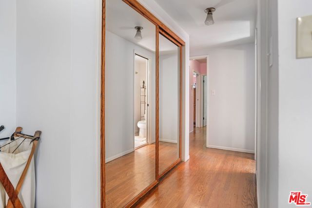 3007 W Clark Avenue, Burbank CA: https://media.crmls.org/mediaz/3c018ac4-ba5b-4e8b-8e1d-ca9fff4ab851.jpg