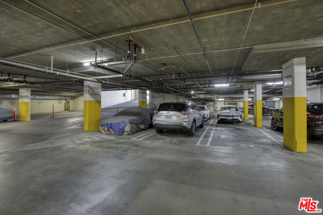 143 N Arnaz Drive, Beverly Hills CA: https://media.crmls.org/mediaz/3c02d1bb-f679-4d87-80ef-3e281dc54710.jpg