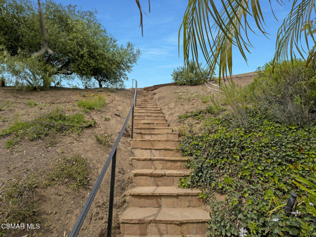 331 Briar Bluff Circle, Thousand Oaks CA: https://media.crmls.org/mediaz/3c030f39-8866-4a8e-a07b-0c93d0cea30e.jpg