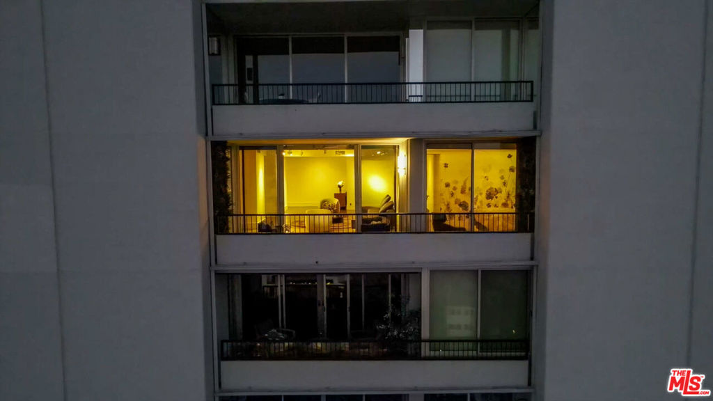 https://media.crmls.org/mediaz/3c036086-241c-4671-a09f-85ec239ddef6.jpg?preset=X-Large