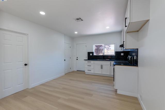 1276 64Th Ave, Oakland CA: https://media.crmls.org/mediaz/3c039589-b533-4b66-9a02-a05170dcd90f.jpg