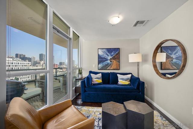 555 Front St, San Diego CA: https://media.crmls.org/mediaz/3c052168-aa52-4085-b5b9-f68987774a3e.jpg