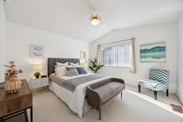 15 Mcdonnel Rd, Alameda CA: https://media.crmls.org/mediaz/3c052bd0-a378-41b7-a754-99f8deb6dcc2.jpg