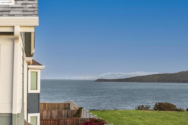 3 Harbor View Dr, Richmond CA: https://media.crmls.org/mediaz/3c05675e-4964-4e11-bf53-69a6f90c70e4.jpg