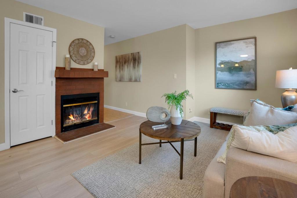 https://media.crmls.org/mediaz/3c056e7d-eb60-4d8b-a760-0854a199ae2f.jpg?preset=X-Large