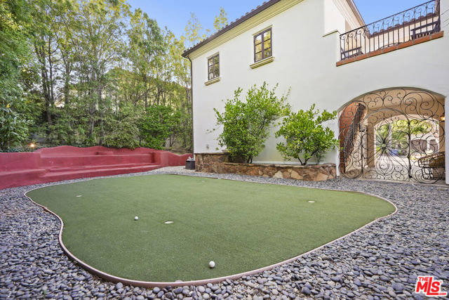 18414 Corazon Circle, Tarzana CA: https://media.crmls.org/mediaz/3c05a081-c9df-47d4-8f42-78f52316982e.jpg