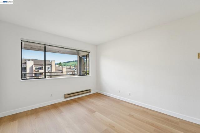 39206 Guardino Dr, Fremont CA: https://media.crmls.org/mediaz/3c068f74-7cbb-4f1d-8d9e-93551e5a9f3a.jpg