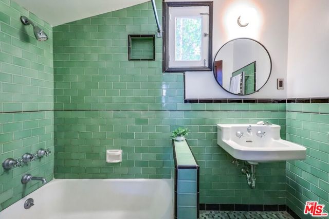 1105 E Claremont Street, Pasadena CA: https://media.crmls.org/mediaz/3c06be06-080f-46c2-92f6-728d952f12f9.jpg