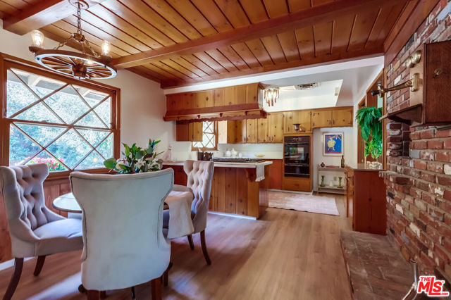 7951 Glenties Lane, Sunland CA: https://media.crmls.org/mediaz/3c070071-967f-42eb-b5cf-74e892b01d2f.jpg