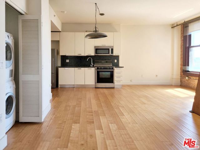 460 S Spring Street, Los Angeles CA: https://media.crmls.org/mediaz/3c0788ca-b2ae-4660-a648-271451798491.jpg