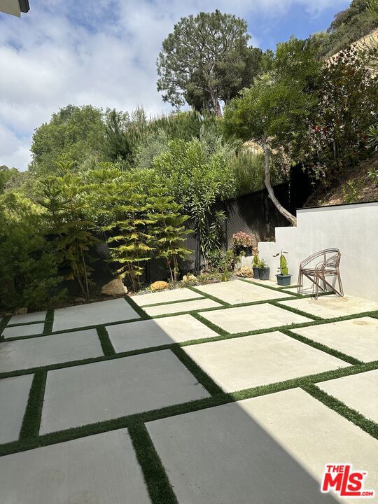 9781 Blantyre Drive, Beverly Hills CA: https://media.crmls.org/mediaz/3c07f67f-52fe-4ef8-a126-51cacac8c3c5.jpg