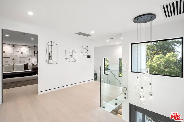 3290 N Knoll Drive, Los Angeles CA: https://media.crmls.org/mediaz/3c07fc2a-1f7e-4dc6-bba7-69e57f5ed9e9.jpg