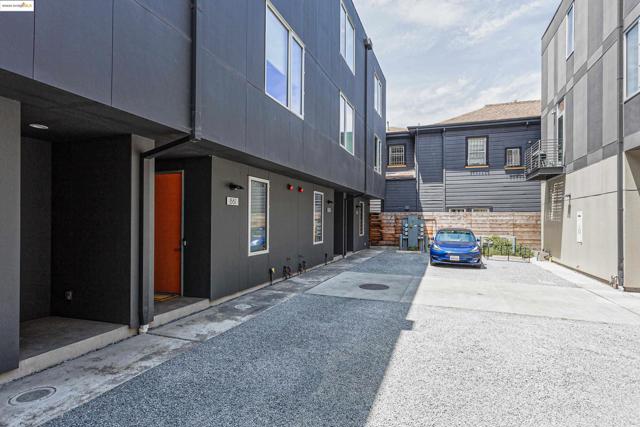 861 W Grand Ave, Oakland CA: https://media.crmls.org/mediaz/3c09983a-e4e3-480d-8c6f-ee104551cc7a.jpg