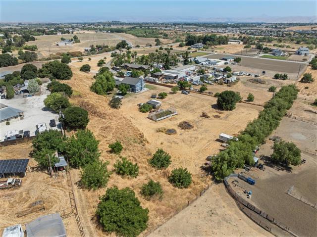 695 Hospital Road, Hollister CA: https://media.crmls.org/mediaz/3c0a9819-a5d8-43ca-a4a4-590a404d3037.jpg