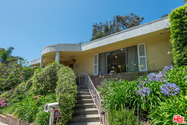 1109 Chantilly Road, Los Angeles CA: https://media.crmls.org/mediaz/3c0c09d7-88e2-4194-82aa-b65ec8451a67.jpg