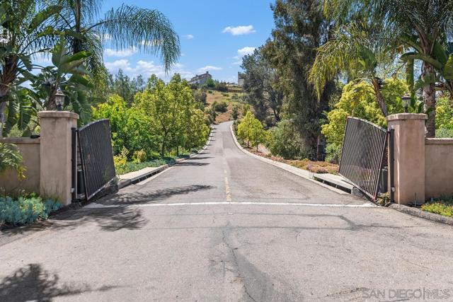 1712 Horizon Heights Cir, El Cajon CA: https://media.crmls.org/mediaz/3c0c73e7-0fa8-41ba-9f29-93e93f39325e.jpg