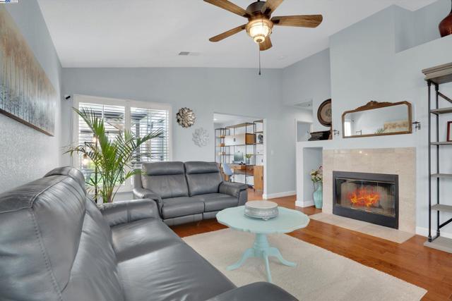 631 Splitrail Ct, Livermore CA: https://media.crmls.org/mediaz/3c0c84d1-bb6d-4a18-9600-0af480f720c2.jpg