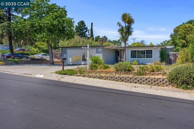 212 Towers Dr, Pacheco CA: https://media.crmls.org/mediaz/3c0da2d5-40ab-42bd-ba97-cf97ac10d086.jpg