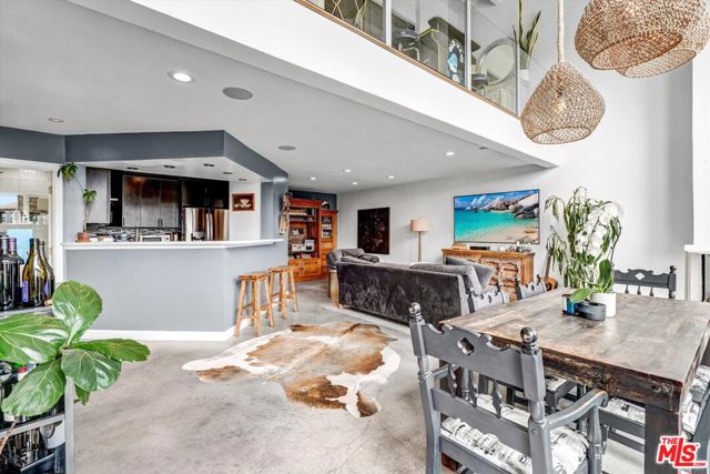 4105 Pacific Avenue, Marina del Rey CA: https://media.crmls.org/mediaz/3c0e044a-3b29-4888-83f9-f41f9dac40b7.jpg