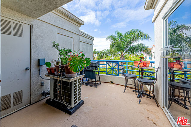 415 Townsquare Lane, Huntington Beach CA: https://media.crmls.org/mediaz/3c0e4e3f-804b-43ee-b0de-1c75c508638a.jpg