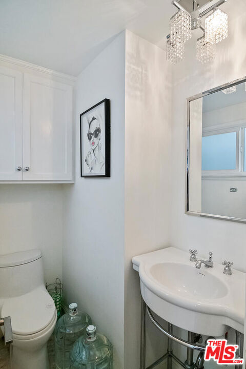 4909 Encino Terrace, Encino CA: https://media.crmls.org/mediaz/3c0f42a9-5fb5-4ad9-a6cd-7f9a1c96050b.jpg