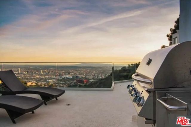 2183 Sunset Plaza Drive, Los Angeles CA: https://media.crmls.org/mediaz/3c10164e-649c-471d-b419-29b06169065b.jpg