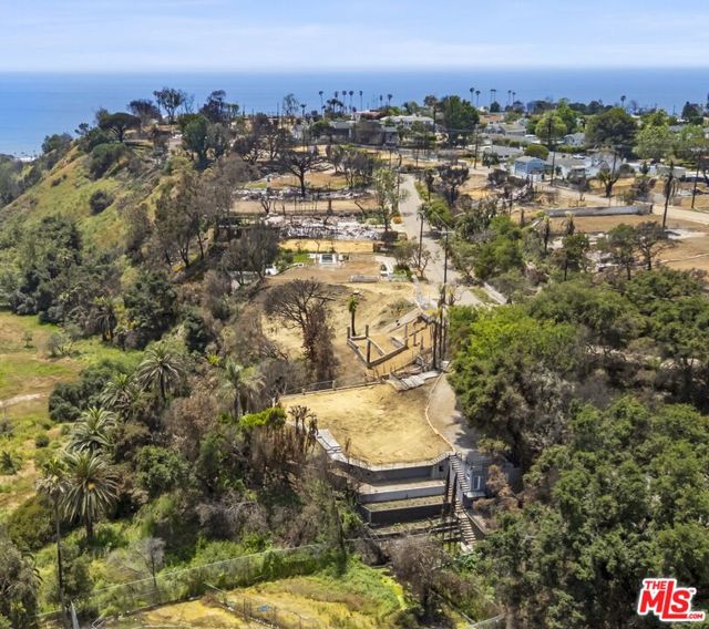 654 Erskine Drive, Pacific Palisades CA: https://media.crmls.org/mediaz/3c1059c2-f2d0-4c3f-9eef-fd144c65e1a0.jpg