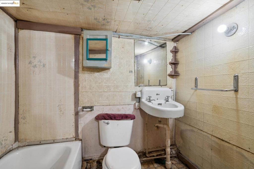https://media.crmls.org/mediaz/3c107378-396c-436f-8bd5-52ca6cf02363.jpg?preset=X-Large