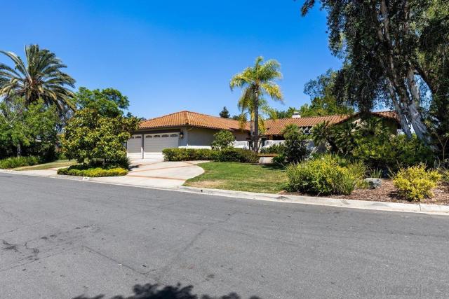 2084 Roberts Pl, Escondido CA: https://media.crmls.org/mediaz/3c11c574-7fe4-4045-b60c-363cd18df197.jpg