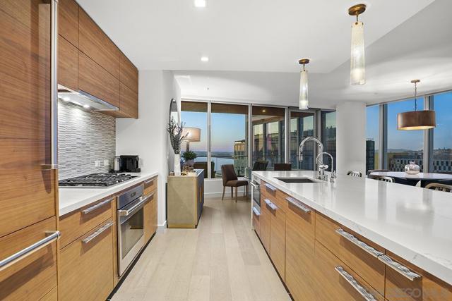888 W E Street, San Diego CA: https://media.crmls.org/mediaz/3c121c68-d386-40c7-9300-743c31921dc6.jpg