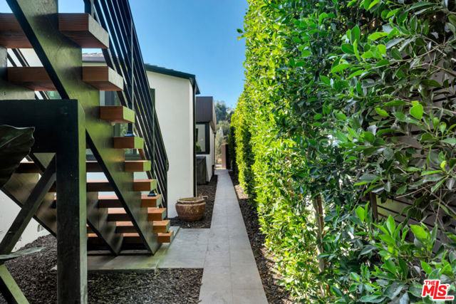 418 N Bowling Green Way, Los Angeles CA: https://media.crmls.org/mediaz/3c126272-7a89-4728-8c8f-ffff281e9473.jpg