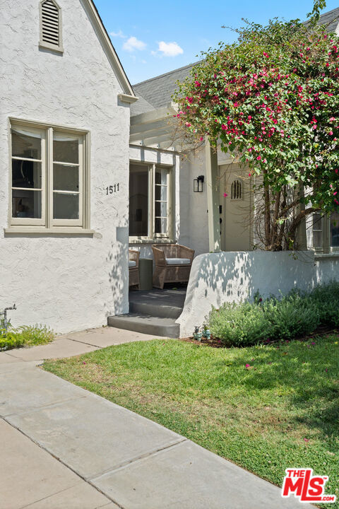 1511 Carmona Avenue, Los Angeles CA: https://media.crmls.org/mediaz/3c1315f2-2a6f-4c57-b03e-431d5c40889c.jpg