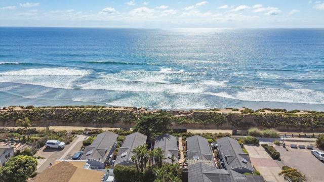 931 Ocean Ave, Del Mar CA: https://media.crmls.org/mediaz/3c1360d8-c5e8-4c1e-b278-41ede8516ce5.jpg