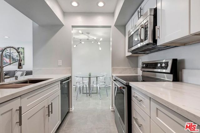906 N Doheny Drive, West Hollywood CA: https://media.crmls.org/mediaz/3c1362c2-21bc-47d0-80ae-013219f15444.jpg