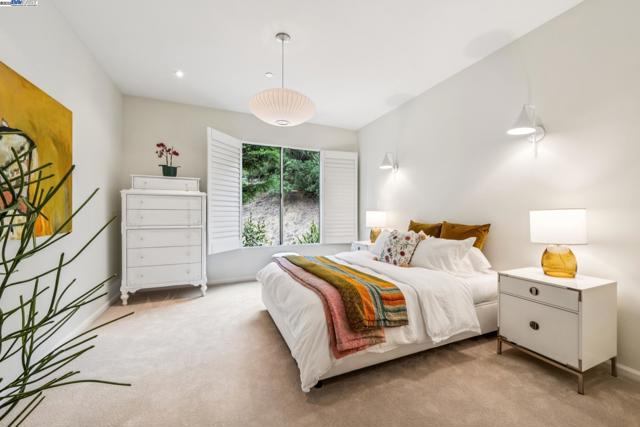 2005 TUNNEL RD, Oakland CA: https://media.crmls.org/mediaz/3c13a165-0f0e-4eaa-9c26-77da00a1ef78.jpg