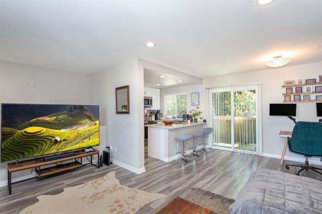 921 Amistad Ct D, El Cajon CA: https://media.crmls.org/mediaz/3c14589e-8c15-416f-8edf-0f56a1c3b895.jpg