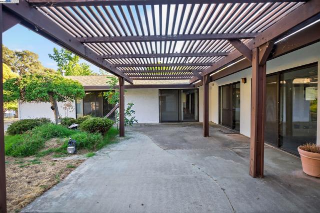 20521 Upper Hillview Dr, Sonora CA: https://media.crmls.org/mediaz/3c146580-8bc8-497b-bdab-6ffb53f70a88.jpg