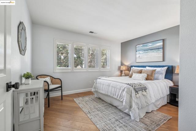 3 Harbor View Dr, Richmond CA: https://media.crmls.org/mediaz/3c15da3e-777f-422c-afc9-821f33634352.jpg