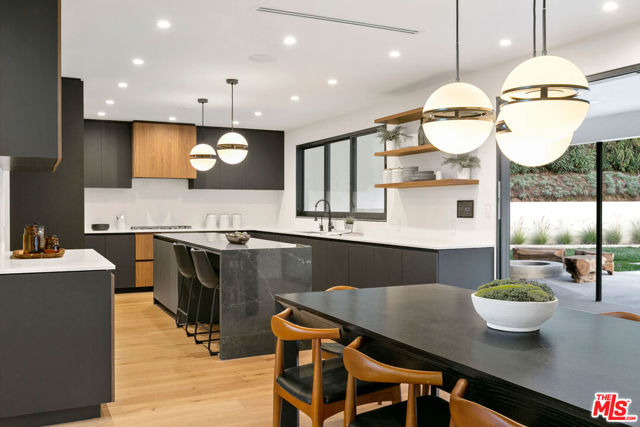 11428 Dona Lola Drive, Studio City CA: https://media.crmls.org/mediaz/3c187ff5-3410-44bd-a608-20d7f2df6929.jpg