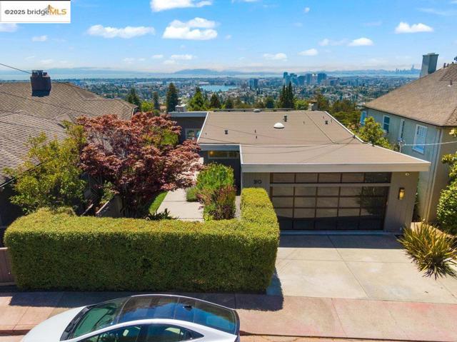 310 Pacific Ave, Piedmont CA: https://media.crmls.org/mediaz/3c196027-2ea9-446e-87d3-4a60635d6ee6.jpg