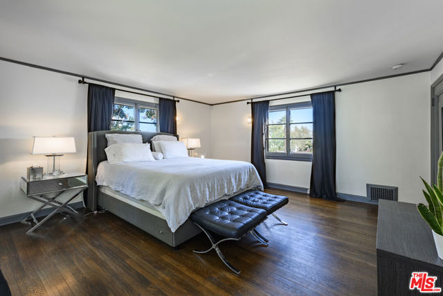 5181 Franklin Avenue, Los Angeles CA: https://media.crmls.org/mediaz/3c19a90a-4c5e-4d5d-be1f-d901bfa49050.jpg
