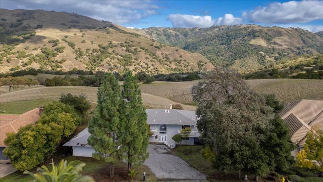 16280 Oak Canyon Drive, Morgan Hill CA: https://media.crmls.org/mediaz/3c1a1b55-a4db-4f6b-8d59-985fe72b8cbe.jpg